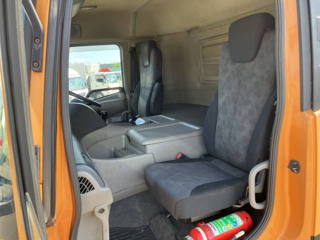 UDトラックスクオンアルミブロック大型（10t）[写真28]