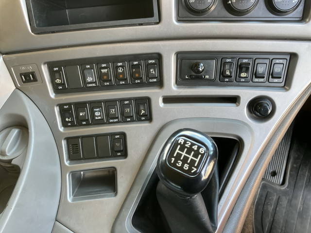 UDトラックスクオンアルミブロック大型（10t）[写真36]