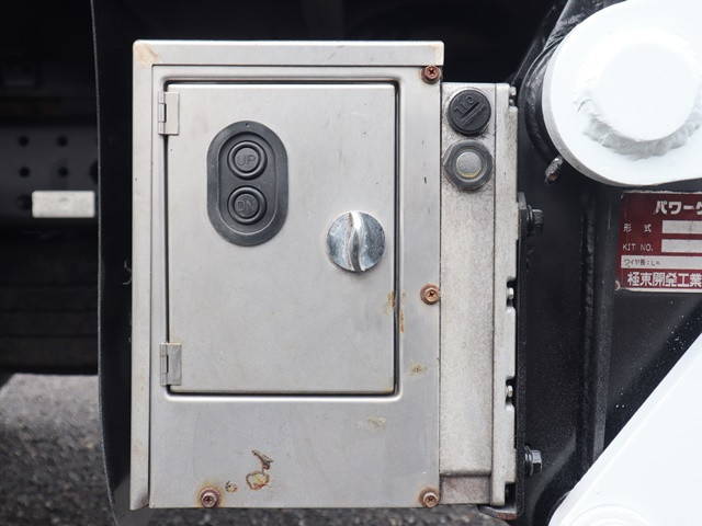 三菱ふそうキャンター平ボディ小型（2t・3t）[写真16]