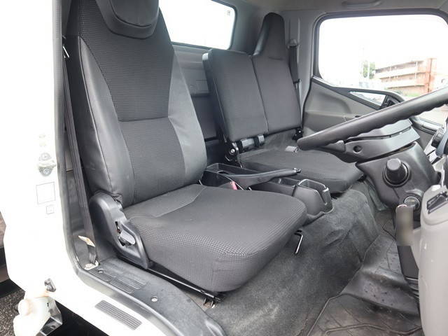 三菱ふそうキャンター平ボディ小型（2t・3t）[写真32]