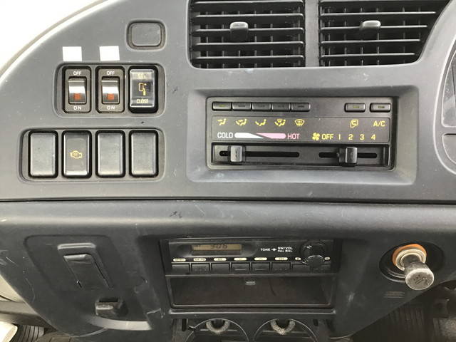 いすゞフォワード平ボディ中型（4t）[写真34]