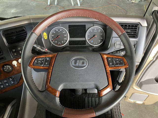 UDトラックスクオンクレーン4段大型（10t）[写真34]