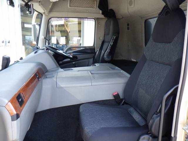 三菱ふそうスーパーグレートアルミウイング大型（10t）[写真13]