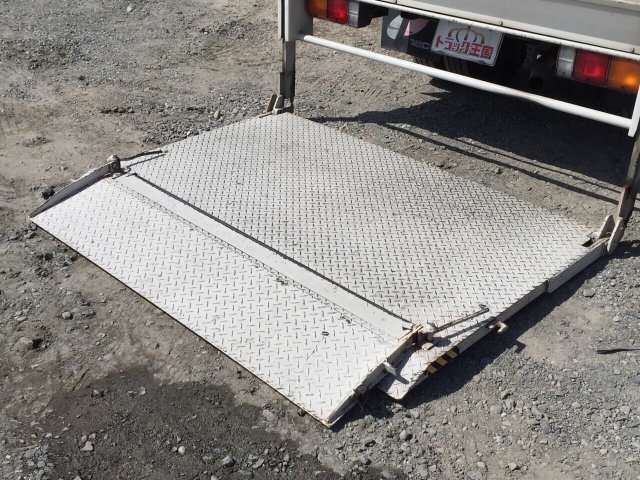 三菱ふそうキャンターアルミバン小型（2t・3t）[写真02]