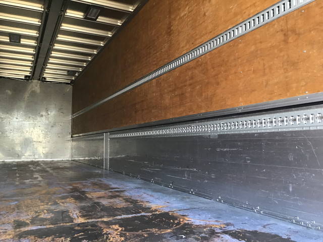 いすゞギガアルミウイング大型（10t）[写真16]