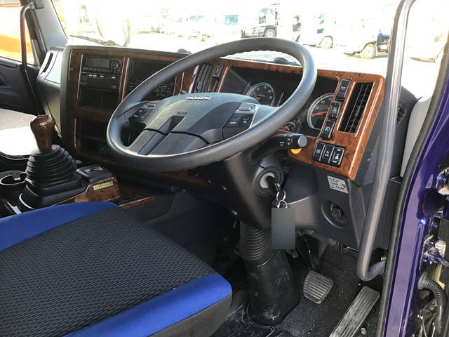 いすゞギガアルミウイング大型（10t）[写真32]