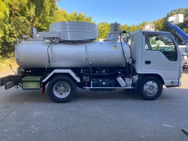 いすゞエルフバキュームカー小型（2t・3t）[写真04]