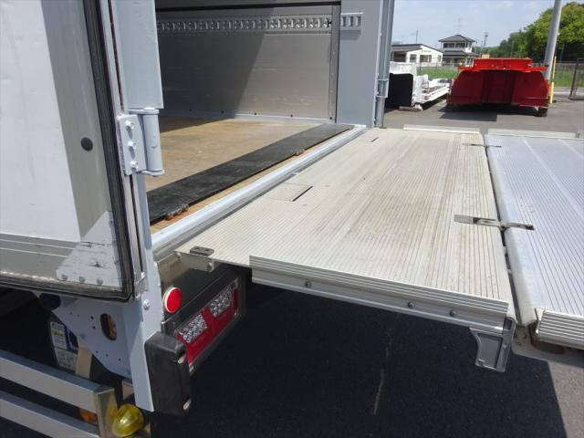 三菱ふそうスーパーグレートアルミウイング大型（10t）[写真07]