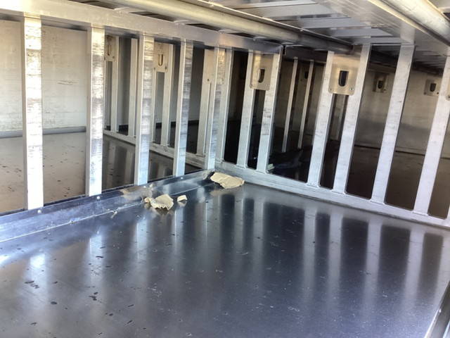 いすゞエルフボトルバン小型（2t・3t）[写真09]