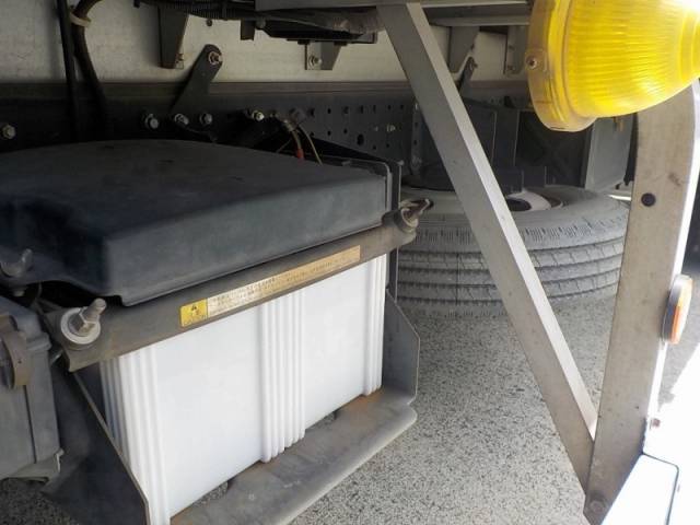 三菱ふそうキャンターアルミバン小型（2t・3t）[写真28]