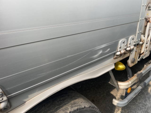 いすゞギガアルミウイング大型（10t）[写真05]