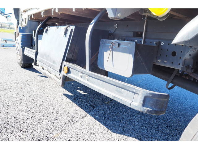 三菱ふそうキャンター平ボディ小型（2t・3t）[写真15]
