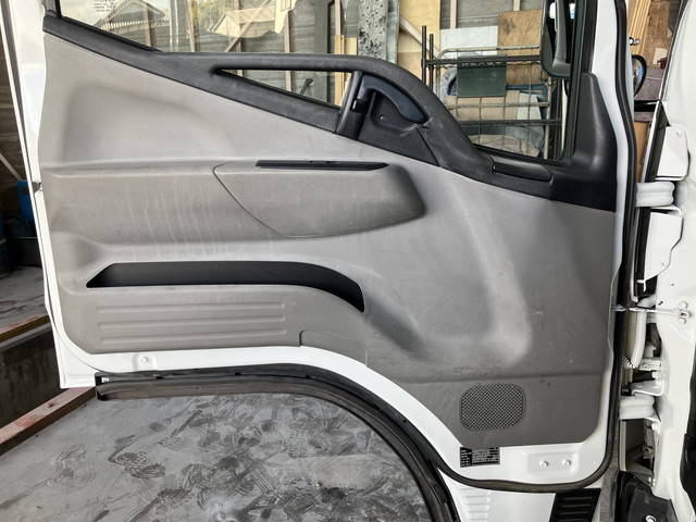 三菱ふそうキャンター平ボディ小型（2t・3t）[写真29]