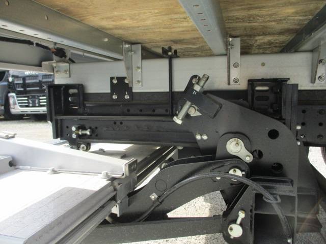 三菱ふそうキャンターアルミバン小型（2t・3t）[写真10]