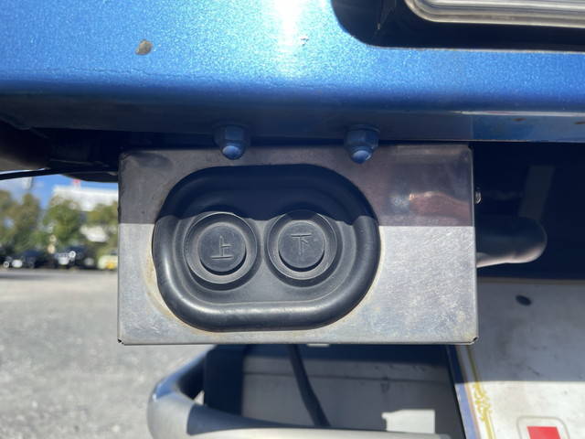 いすゞギガアルミウイング大型（10t）[写真15]