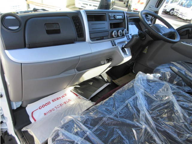 三菱ふそうキャンター平ボディ小型（2t・3t）[写真18]