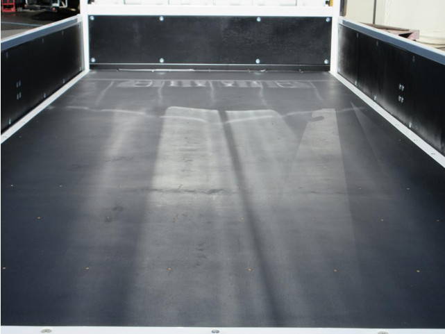 三菱ふそうキャンター平ボディ小型（2t・3t）[写真09]