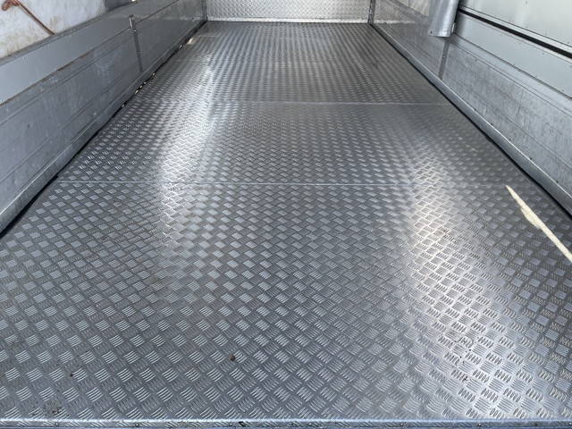 いすゞフォワード家畜運搬車中型（4t）[写真15]