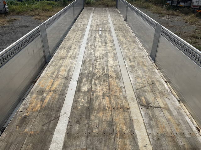 UDトラックスクオントレーラーヘッド（トラクターヘッド）大型（10t）[写真18]