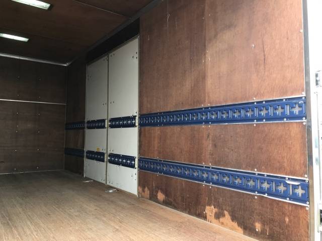 三菱ふそうキャンターアルミバン小型（2t・3t）[写真10]