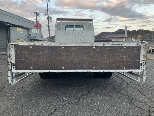 三菱ふそうキャンター平ボディ小型（2t・3t）[写真09]