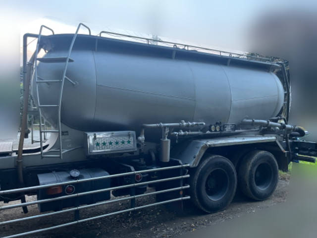 日野プロフィアバルク車（粉粒体運搬車）大型（10t）[写真11]