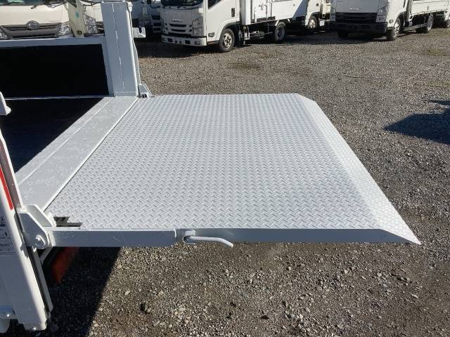 三菱ふそうキャンター平ボディ小型（2t・3t）[写真16]