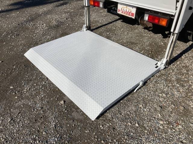 三菱ふそうキャンター平ボディ小型（2t・3t）[写真17]