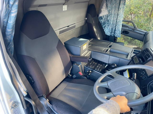 三菱ふそうスーパーグレートアルミウイング大型（10t）[写真30]