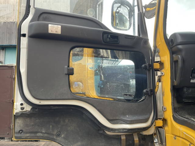 いすゞギガ汚泥吸引車大型（10t）[写真23]