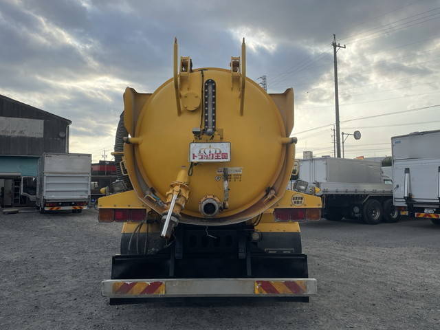 いすゞギガ汚泥吸引車大型（10t）[写真09]