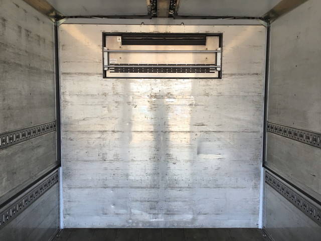 いすゞフォワード冷蔵冷凍ウイング中型（4t）[写真13]