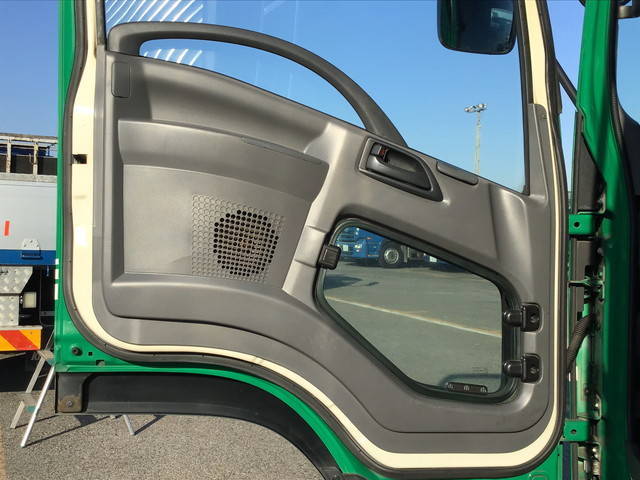 いすゞフォワード冷蔵冷凍ウイング中型（4t）[写真26]