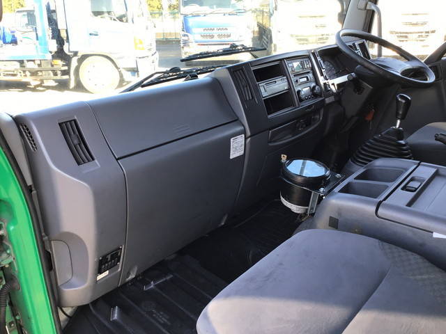 いすゞフォワード冷蔵冷凍ウイング中型（4t）[写真32]