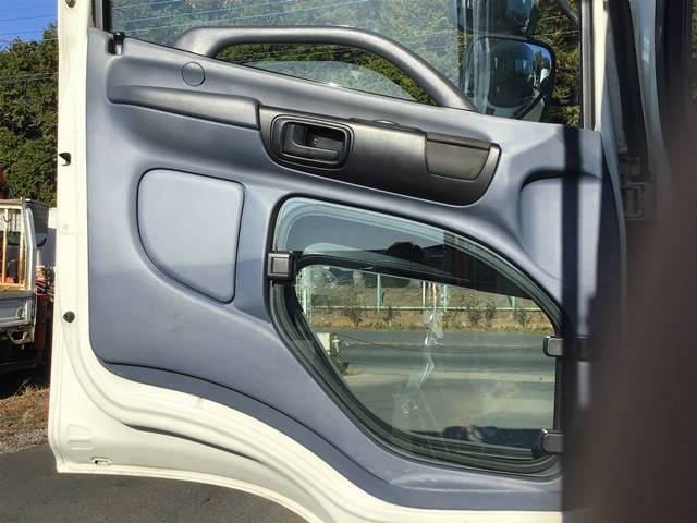 日野レンジャーセルフクレーン3段増トン（6t・8t）[写真28]