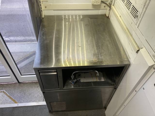 いすゞエルフ移動販売車小型（2t・3t）[写真18]