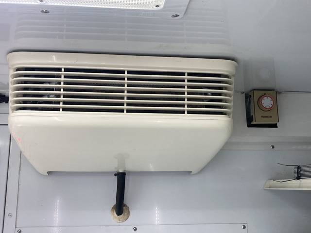 いすゞエルフ移動販売車小型（2t・3t）[写真23]