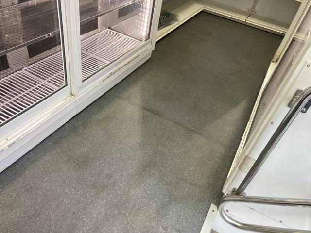 いすゞエルフ移動販売車小型（2t・3t）[写真25]