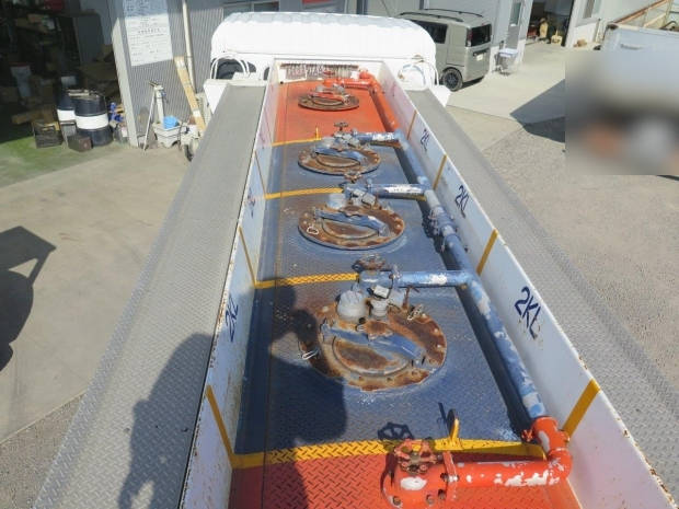 日産クオンタンク車（タンクローリー）大型（10t）[写真09]