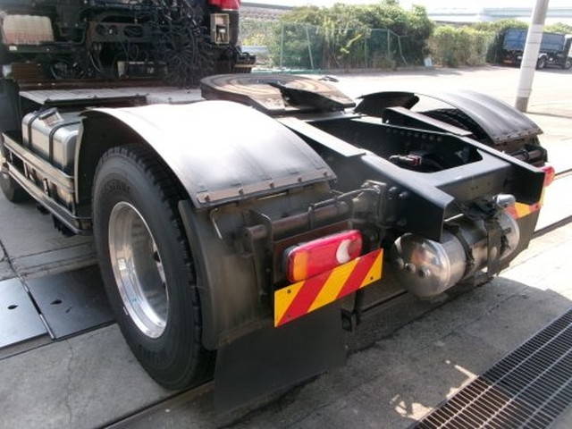 UDトラックスクオントレーラーヘッド（トラクターヘッド）大型（10t）[写真10]