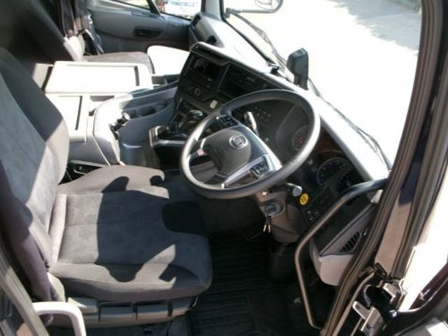 UDトラックスクオントレーラーヘッド（トラクターヘッド）大型（10t）[写真14]