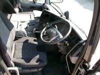 UDトラックスクオントレーラーヘッド（トラクターヘッド）大型（10t）[写真14]