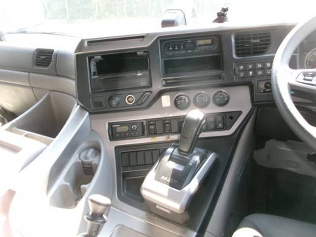 UDトラックスクオントレーラーヘッド（トラクターヘッド）大型（10t）[写真17]