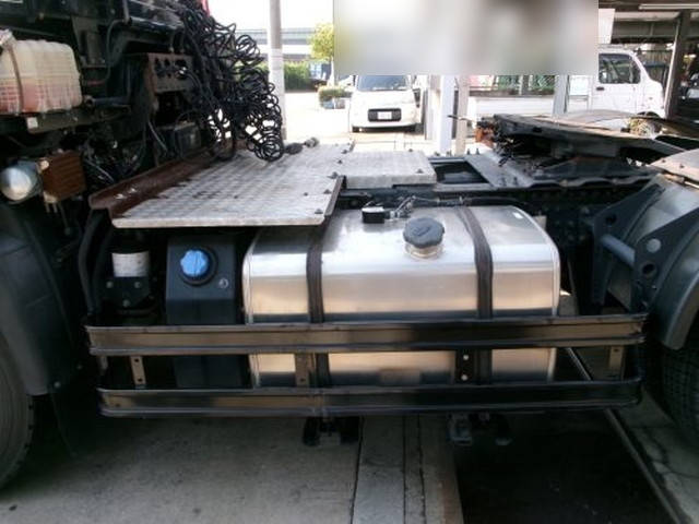 UDトラックスクオントレーラーヘッド（トラクターヘッド）大型（10t）[写真08]