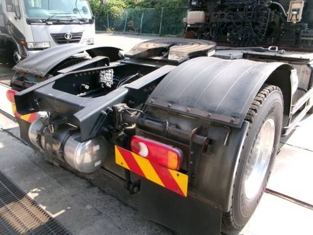 UDトラックスクオントレーラーヘッド（トラクターヘッド）大型（10t）[写真09]