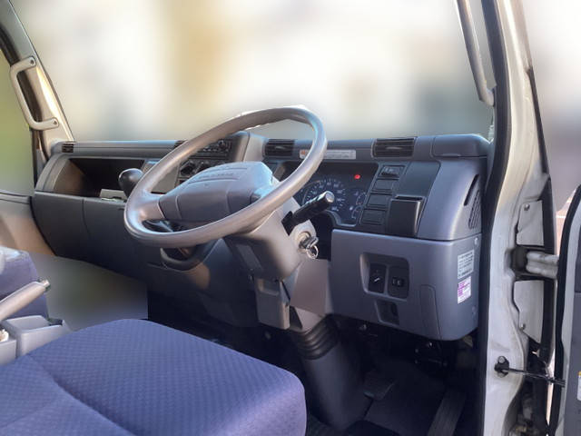 三菱ふそうキャンター平ボディ小型（2t・3t）[写真28]