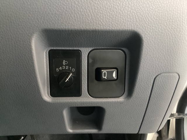 三菱ふそうキャンター平ボディ小型（2t・3t）[写真34]