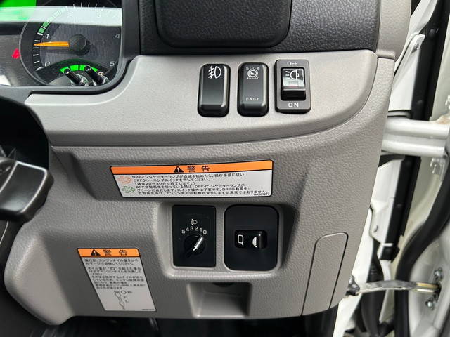 三菱ふそうキャンターアルミウイング小型（2t・3t）[写真33]