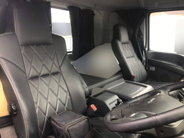 いすゞギガセルフクレーン4段大型（10t）[写真30]