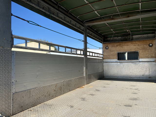 UDトラックスコンドル家畜運搬車中型（4t）[写真14]